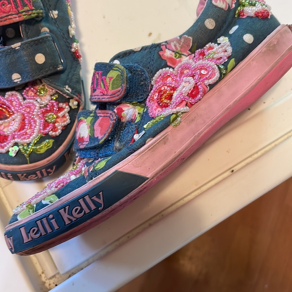 Shoes - Picture 4 of 7